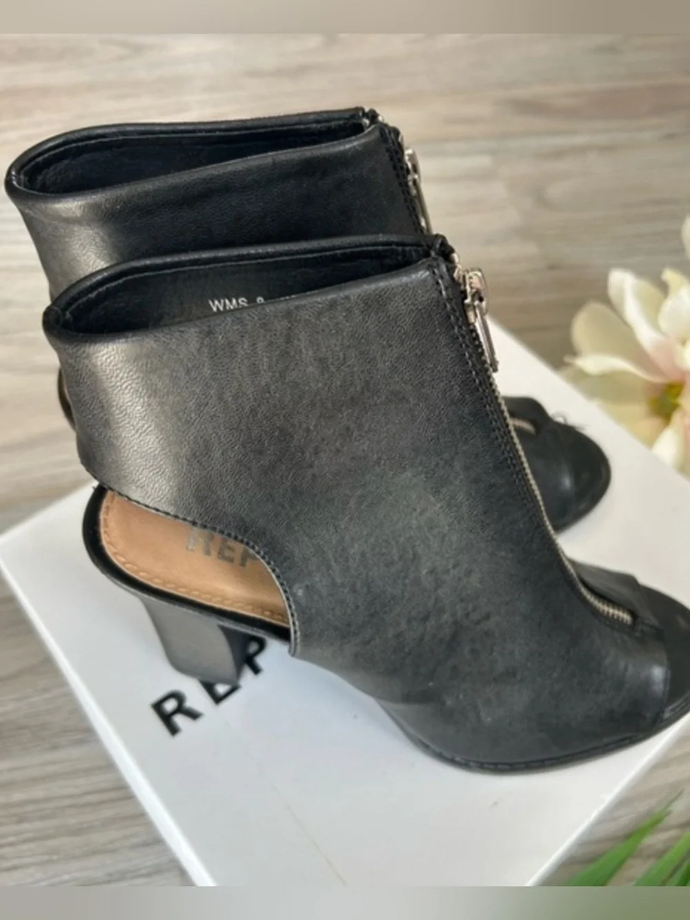 🌸 NEW w/blemish Black Peep-Toe faux leather Ankle Boots 8
